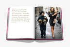 Libro de fotos abierto: pareja con varios perros pequeños en la calle