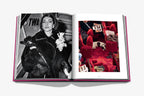 Libro de fotos abierto con mujer y perro negro, y foto adicional con varios perros