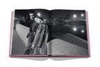 Libro abierto con foto nocturna de pareja en blanco y negro.