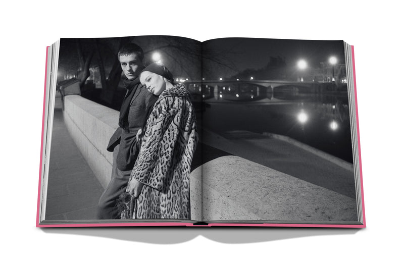 Libro abierto con foto nocturna de pareja en blanco y negro.