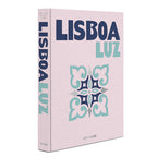 Libro Lisboa Luz, lomo con letras verticales y portada rosa con título y emblema.