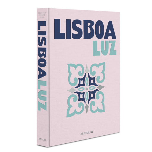 Libro Lisboa Luz, lomo con letras verticales y portada rosa con título y emblema.