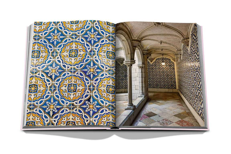 Libro abierto con foto de interior: pasillo de azulejos azules y arcos de piedra.