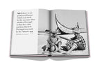 Libro abierto con foto en blanco y negro de gente junto a una barca en la playa.