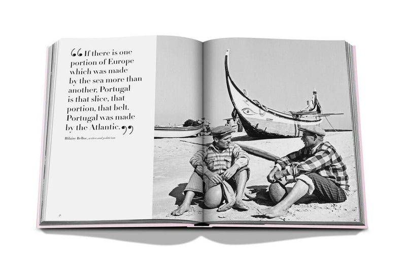Libro abierto con foto en blanco y negro de gente junto a una barca en la playa.