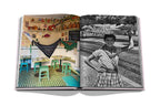 Libro abierto: taller con mesas verdes y mujer en vestido a rayas en blanco y negro.