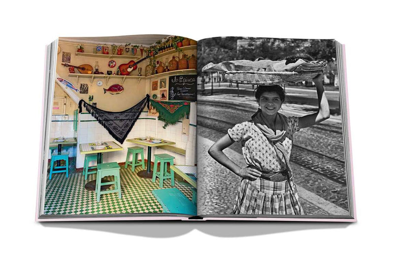 Libro abierto: taller con mesas verdes y mujer en vestido a rayas en blanco y negro.