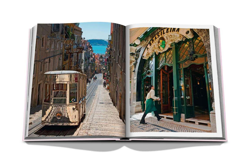 Libro abierto: calle estrecha con edificios y, a la derecha, puerta verde con arco.