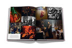 Libro abierto con collage de escenas musicales y retratos en blanco y negro.