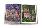 Libro abierto: fachadas exteriores; pared de piedra con árboles y edificio rosa entre verde.