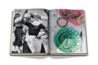 Libro abierto con fotos en blanco y negro y plato decorativo en página derecha