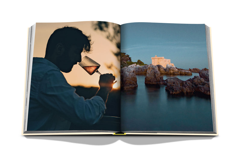 Libro abierto con foto en silueta y paisaje costero en la página derecha
