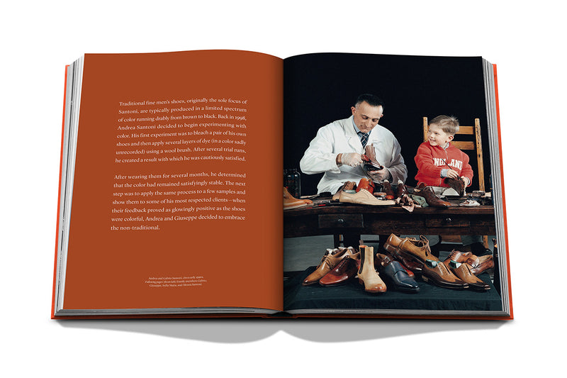 Libro abierto: páginas con texto y foto de hombre y niño junto a zapatos