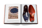 Libro abierto: imagen de reloj y foto de zapatos de vestir sobre fondo claro