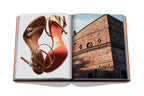 Libro abierto: sandalias de tacón doradas y foto de edificio de ladrillo