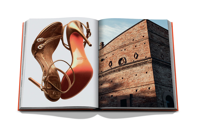 Libro abierto: sandalias de tacón doradas y foto de edificio de ladrillo