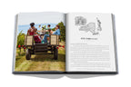 Libro abierto: foto de viajeros en carro y mapa de Nueva York a la derecha