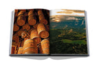 Libro abierto, barriles en bodega y paisaje de viñedos