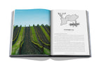 Libro abierto, hileras de viñedos y mapa de Sacramento