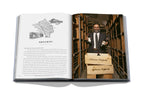 Libro abierto, mapa Napa Valley e interior con hombre junto a cajas