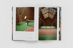 Libro Paradise Courts abierto, fotos de canchas de tenis y pista verde y roja