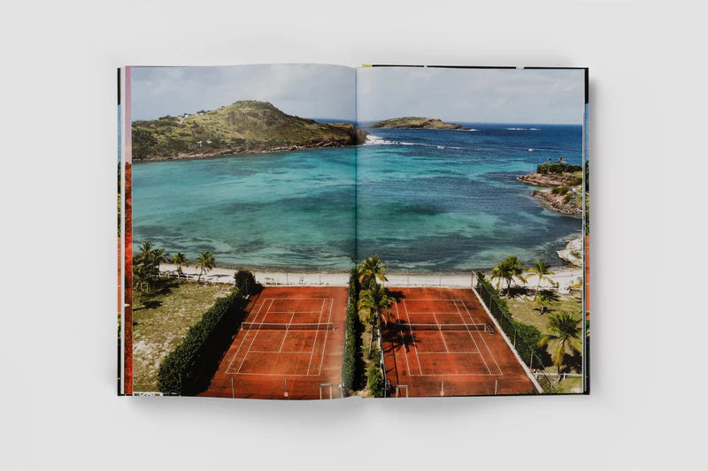 Libro Paradise Courts abierto, canchas de tenis frente al mar color turquesa