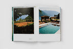 Libro Paradise Courts abierto, patio con piscina y cancha de tenis en resort