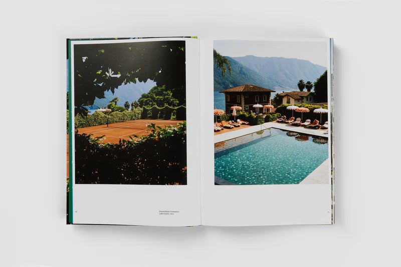 Libro Paradise Courts abierto, patio con piscina y cancha de tenis en resort