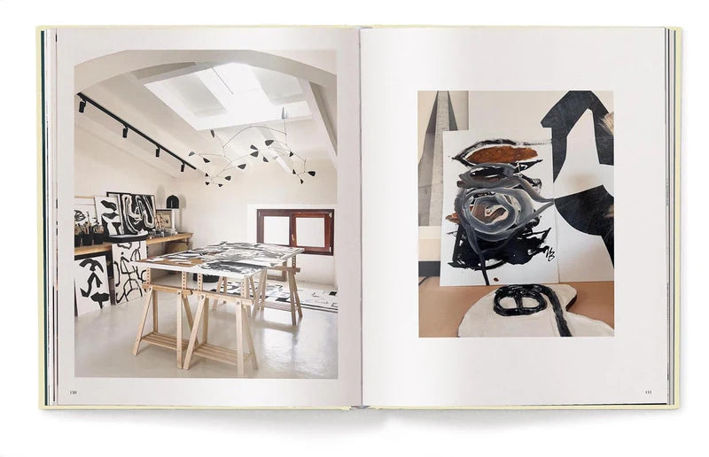 Libro abierto con foto de estudio blanco y mesa de trabajo con detalles de diseño