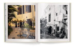 Libro abierto con patio exterior y fachada blanca en blanco y negro