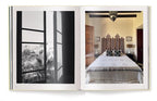 Libro abierto con ventana panorámica y dormitorio con cama y colcha clara