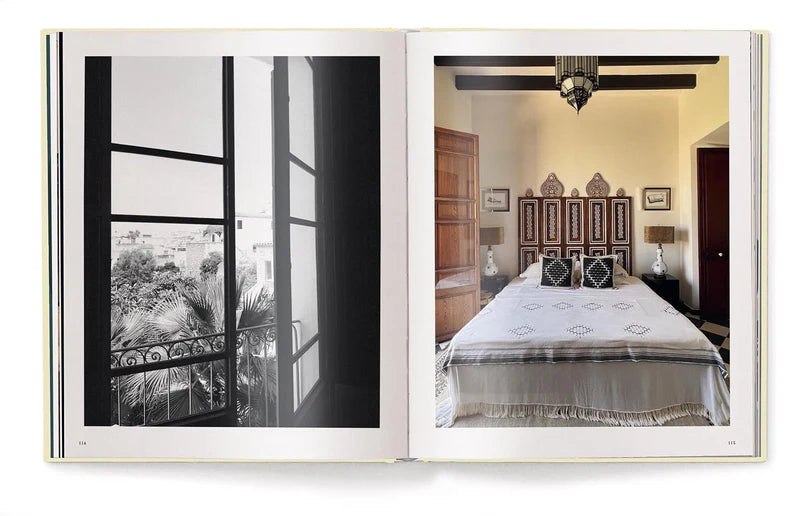 Libro abierto con ventana panorámica y dormitorio con cama y colcha clara