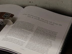 Libro abierto, páginas con texto y encabezado “The Enduring Allure…”