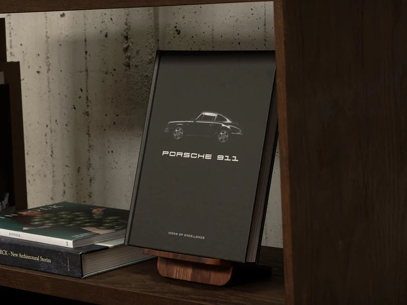 Libro con portada Porsche 911, auto y logotipo “PORSCHE 911”
