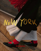 Calcetines grises y zapatos negros con detalles rojos, con texto dorado "New York".