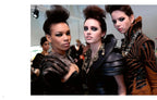 Trío de modelos con chaquetas y accesorios, posando en una sesión de moda.