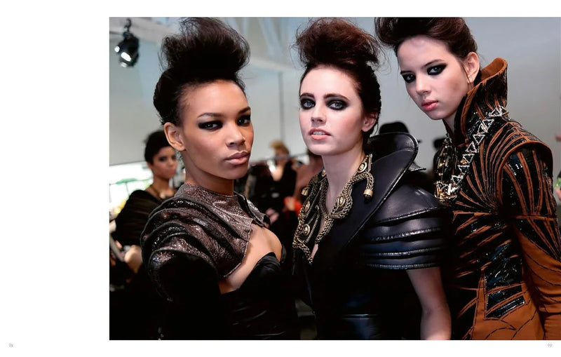 Trío de modelos con chaquetas y accesorios, posando en una sesión de moda.