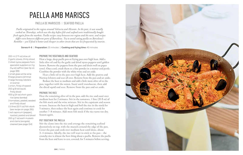 Página de recetario con paella de mariscos en sartén y texto a doble columna.