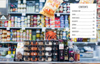 Recetario junto a frascos de condimentos en un mostrador de tienda.