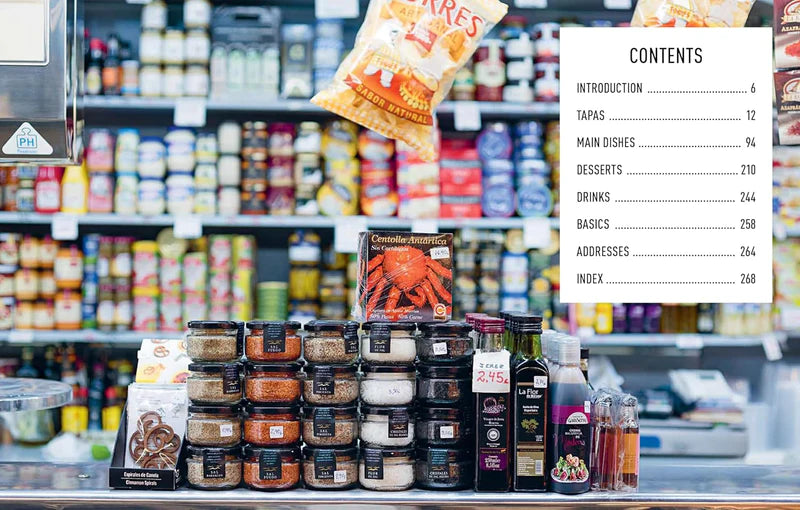 Recetario junto a frascos de condimentos en un mostrador de tienda.
