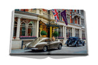 Libro The Connaught de Assouline abierto con fachada de hotel y coches clásicos