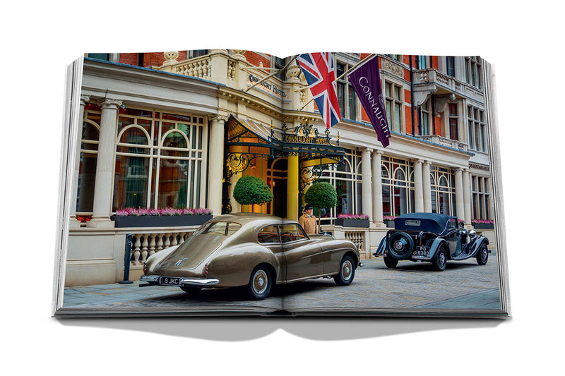 Libro The Connaught de Assouline abierto con fachada de hotel y coches clásicos