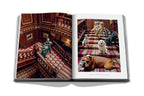 Libro The Connaught de Assouline abierto con interior de salón y foto de perros