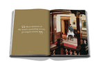 Libro The Connaught de Assouline abierto con cita y pasillo interior del hotel