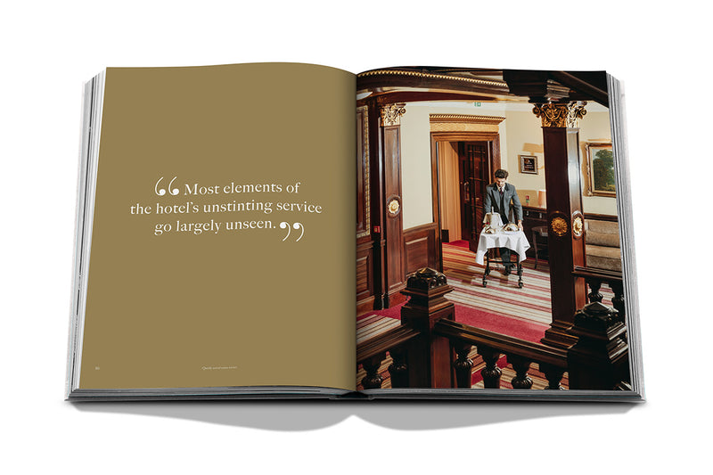 Libro The Connaught de Assouline abierto con cita y pasillo interior del hotel