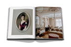 Libro The Connaught de Assouline abierto con retrato en marco y sala de estar