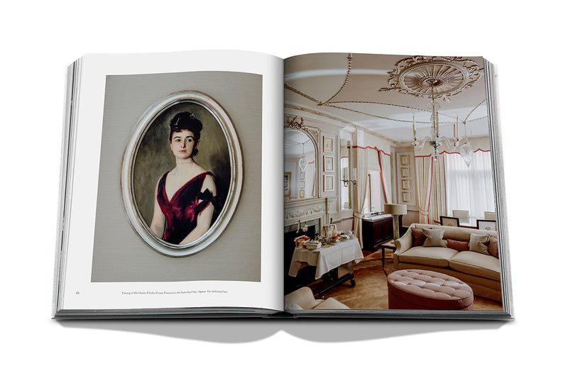 Libro The Connaught de Assouline abierto con retrato en marco y sala de estar
