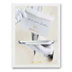 Libro Raffles de Assouline con portada blanca, guantes y bandeja metálica