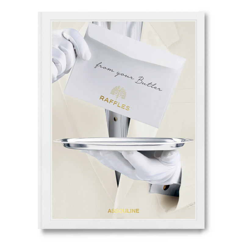 Libro Raffles de Assouline con portada blanca, guantes y bandeja metálica