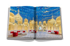 Libro Raffles abierto: salón interior dorado con lámparas y sillas rojas